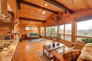 אזור ישיבה ב-Spacious Finger Lakes Home with Mountain Views