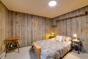 מיטה או מיטות בחדר ב-Spacious Finger Lakes Home with Mountain Views