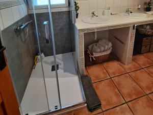 フィネストラットにあるCasa con encantoのバスルーム(シャワー、シンク2台付)