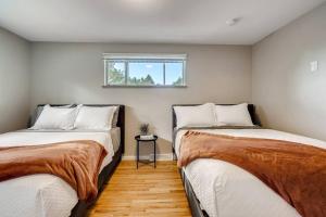 Duas camas num quarto com uma janela em Close to Denver & Golden - Perfect for Groups em Arvada
