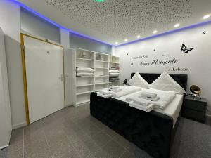 Postel nebo postele na pokoji v ubytování Modern Apartments Neuburg U - TOP - 2 Zimmer, Komfort, Zentrum, Wi-Fi, Smart TV, Stellplatz, Küche