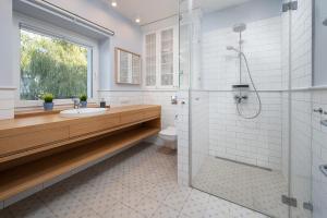 a bathroom with a toilet and a sink and a shower at Zachodni Wiatr - apartamenty Stratus i Cumulus in Białogóra