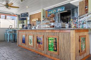 un bar en un restaurante con carteles en Casa del Sol- Waterfront with heated pool and WIFI, en Tampa