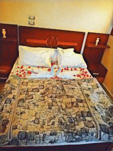 uma cama num quarto de hotel sem intenção em Mooody nobin haws em Abu Simbel