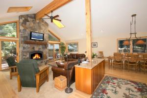 uma sala de estar com lareira e uma sala de jantar em Timberland Retreat - Tahoe City West Shore 4 BR 4 Bath with private hot tub - Sleeps 9 em Homewood