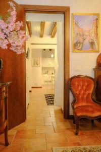 corridoio con sedia e sala da pranzo di Apt Ponte Dei Greci a Venezia