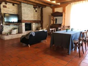 comedor con mesa y chimenea en Casas Rurales Hoces del Duratón, en Carrascal del Río