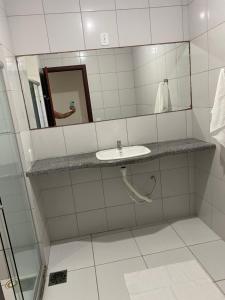un baño con lavabo y espejo en Casa na praia do francês, en Marechal Deodoro 10 fotos más
