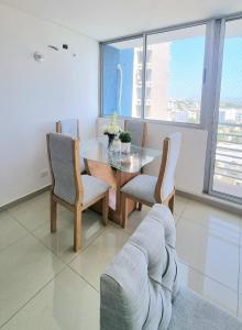 a dining room with a glass table and chairs at Amplio y Residencial piso 9 in Cartagena de Indias