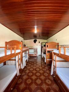 ボア・ヴィスタにあるHostel Roraimaのタイルフロアの客室で、複数の二段ベッドが備わります。