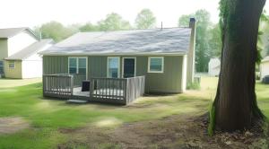una piccola casa verde con un portico e un albero di Atlanta Gem Close to It All a Decatur