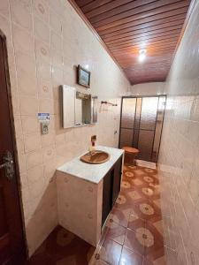 a bathroom with a sink and a mirror at Hostel Roraima in Boa Vista
