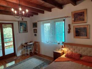 Ảnh trong thư viện ảnh của "Kod dva kestena"Warm and cozy house with lake view sauna ở Međuvršje