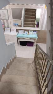 Una escalera con una mesa azul en una habitación en Hospedaje San Francisco, en Segovia