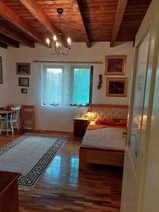 Posezení v ubytování "Kod dva kestena"Warm and cozy house with lake view sauna