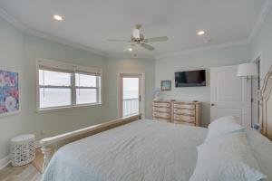 - une chambre blanche avec un lit et un ventilateur de plafond dans l'établissement Ocean Springs Magnolia Beach House on Pvt Beach!, à Ocean Springs