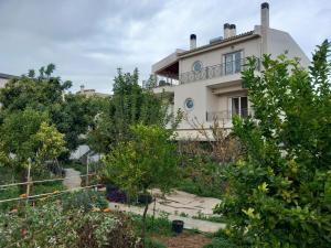 uma casa com um jardim em frente em pavlosloft em Leondárion