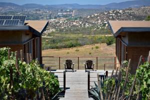 una terraza con sillas y vistas a la montaña en UvaUva eco-retreat, en Valle de Guadalupe