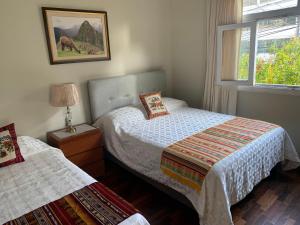 1 dormitorio con 2 camas y ventana en Peruvian House - Miraflores, en Lima