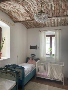 - une chambre avec un lit et un lustre dans l'établissement Familien-Apartment in kleiner Waldvilla Semmering, 