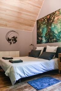 Postel nebo postele na pokoji v ubytování Le Manoir de Menglieu