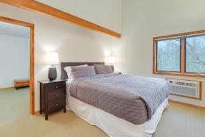 Tempat tidur dalam kamar di Schuss Mountain Condo with Deck Walk to Ski Lift!
