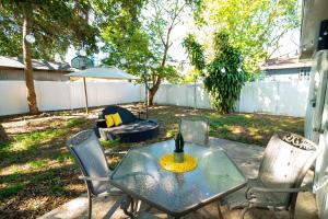 un patio con mesa, sillas y sofá en Chic & Stylish Fully Renovated Central Location, en Tampa