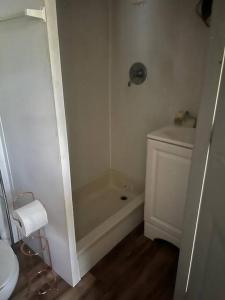ein Badezimmer mit einer Dusche, einer Badewanne und einem WC in der Unterkunft Small, Private Beach House & Pool in Vega Baja