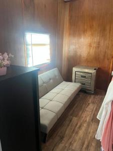 ein Wohnzimmer mit einem weißen Sofa und einem Fenster in der Unterkunft Small, Private Beach House & Pool in Vega Baja