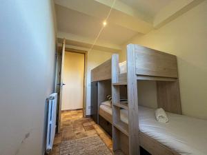 Poschodová posteľ alebo postele v izbe v ubytovaní Puigcerdà Cal Gatesques 3