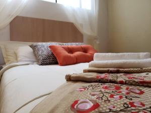 A bed or beds in a room at Depart. cerca del centro / Los Reyes/ Facturamos