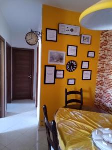 a dining room with a table and a yellow wall at Apparemment in Oujda