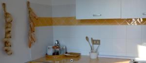 una cocina con encimera y una batidora. en Garibaldi residence in Rieti, en Rieti