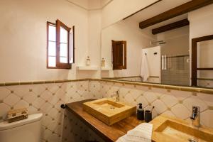聖法蘭伊斯科哈維爾的住宿－Can Noves - Villa de 4 Suites 22 y 34，一间带木制水槽和镜子的浴室