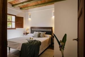 聖法蘭伊斯科哈維爾的住宿－Can Noves - Villa de 4 Suites 22 y 34，一间卧室配有一张带桌子的床