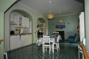 a kitchen and dining room with a table and chairs at Casa vacanze Locus Amoenus in Sant'Agata de' Goti