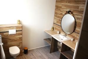 uma casa de banho com um lavatório e um espelho em Ti Guernevez em Briec