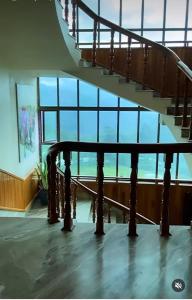 Camera con scala a chiocciola e vista sull'oceano. di Olive homestay a Kohīma