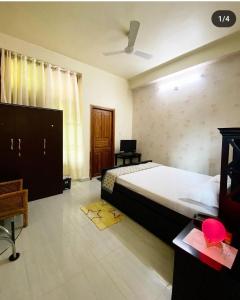 una camera da letto con un letto grande, una scrivania e una sedia di Olive homestay a Kohīma