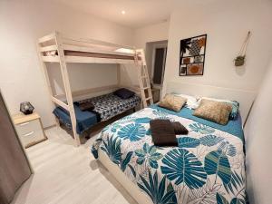 ein Schlafzimmer mit einem Bett und einem Etagenbett in der Unterkunft Le Briotin Moderne Plein Pied Un-Séjour-à-Part in Briey