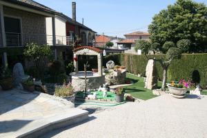 CarapitoにあるCasa da Pizzariaの庭中の噴水付庭園