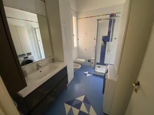 a bathroom with a sink and a toilet at BellAria Bliss Relax a 10 Minuti dal Cuore di Bologna con parcheggio privato in Bologna
