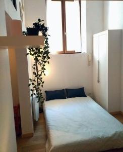 una camera con un letto in una stanza con una finestra di Le Paisible - Gare - Duplex - Garage privé - Netflix a Grenoble