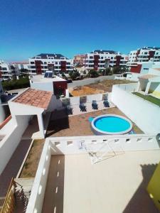 uma vista para uma varanda de um edifício com piscina em Merci Beach House em Carvoeira