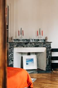 a living room with a fireplace with red candles at La Maison de Laulie in Bagnères-de-Bigorre