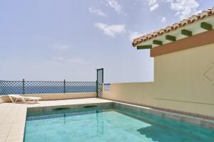 Bazén v ubytovaní Beachfront apartment Torrox Costa alebo v jeho blízkosti