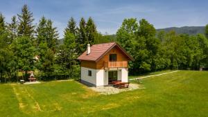 una pequeña casa en un campo de hierba en Kuća za odmor Zeleni san en Lič