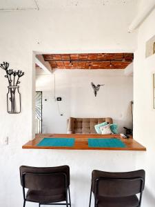 een kamer met een bed en twee stoelen bij Best Location in Sayulita + Walk to Everything in Sayulita