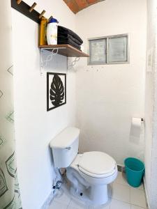 een badkamer met een wit toilet en een raam bij Best Location in Sayulita + Walk to Everything in Sayulita