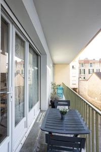 d'une terrasse avec une table et des chaises sur un balcon. dans l'établissement La Casa de la Smala, à Pau